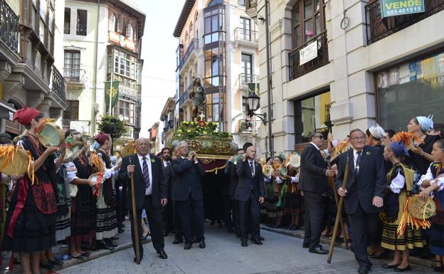 Las andas con la imagen del santo, con 26 voluntarios costaleros oficiando en los varales, caminaban con dificultad por las calles abarrotadas por turistas y devotos. :