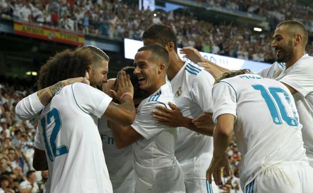 Los jugadores del Real Madrid celebran un gol.