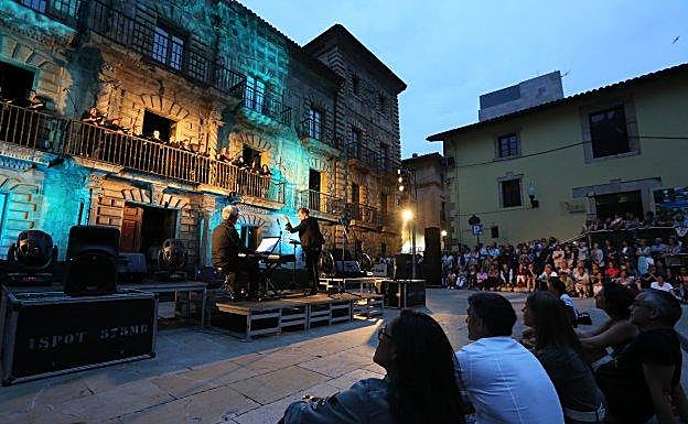 EL público abarrotó la plaza de Camposagrado para este singular concierto. 