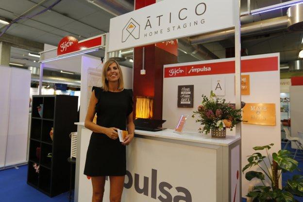Patricia González Llamazares, dueña de Ático Home Staging, en su estand de la Fidma. :: DAMIÁN ARIENZA