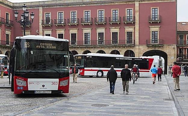 La mitad de la flota de Emtusa cumple con la normativa de vehículo eficiente