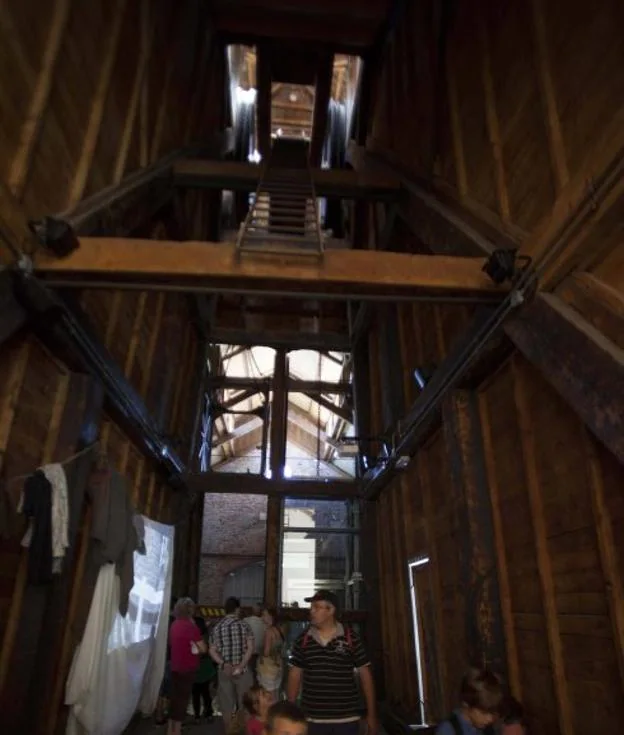 Visitantes en el interior del castillete de la mina. 