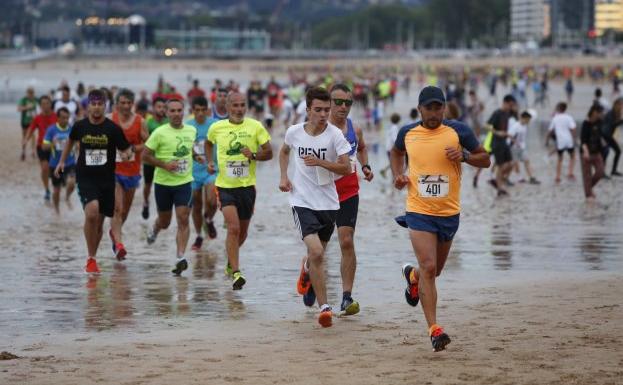 Los corredores, durante un tramo de la prueba, por el arenal de San Lorenzo. 