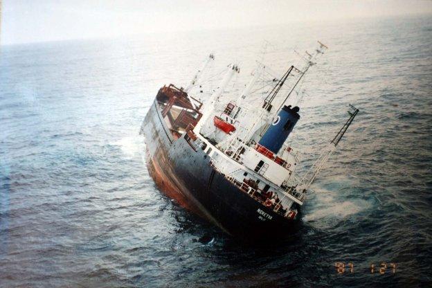 El 'Neretva', escorado en el Cantábrico el 13 de agosto de 1992. 