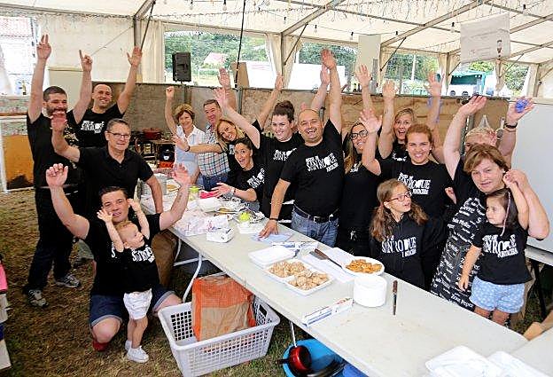 Asistentes a la sesión vermú en el prau de la fiesta de Fontaciera. 