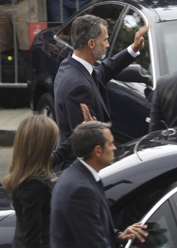 Los Reyes, Rajoy y Puigdemont presiden una ceremonia de homenaje por los atentados en Barcelona y Cambrils