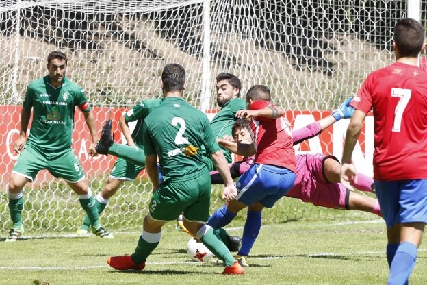 El sportinguista Bertín remata, rodeado de rivales, en la acción que supuso el gol del triunfo. 