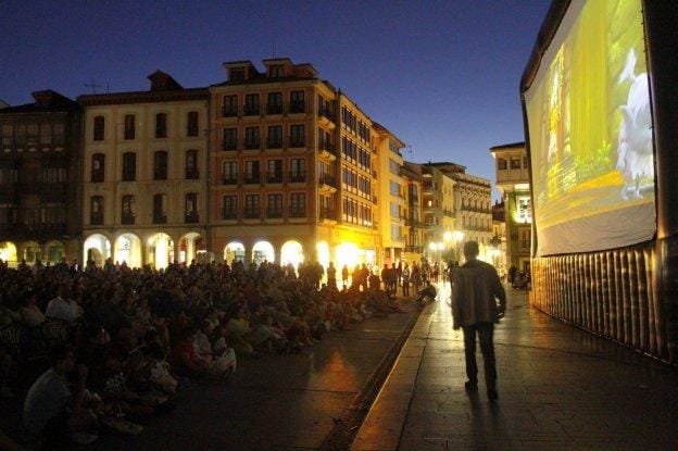  Cine de verano. La plaza de España se convirtió otra vez anoche en un enorme cinematógrafo al aire libre en el que los niños y no tan niños se divirtieron con la proyección de la película 'Trolls'. Esta actividad familiar tiene carácter gratuito.