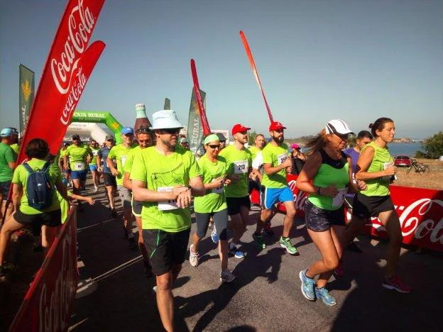 Los corredores, con sus camisetas verdes, en un momento de la carrera solidaria. 