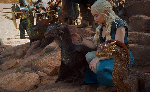 Viserion, a la derecha, en Yunkai junto a la Madre de Dragones y sus hermanos Rhaegal y Drogon.