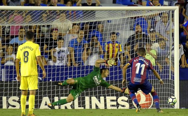 El levantinista Morales (d.) marca el gol de la victoria.