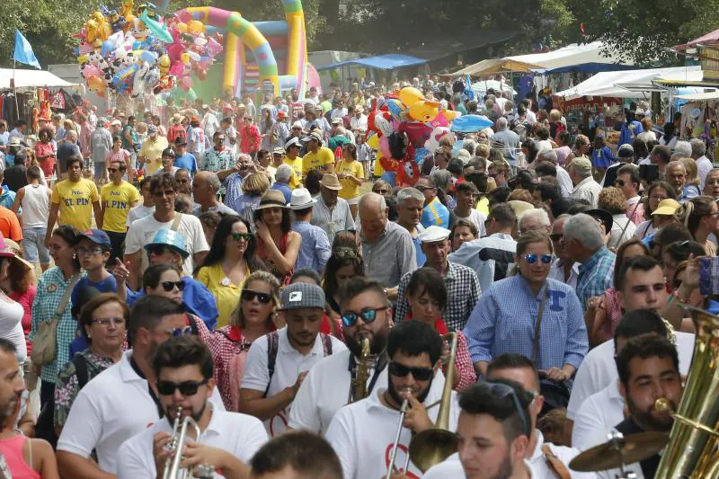 Miles de personas se han congregado en el campo de la fiesta para festejar San Timoteo. La popular cita luarquesa comenzó en el centro de la villa, donde se dieron cita los romeros para caminar juntos hasta la capilla.