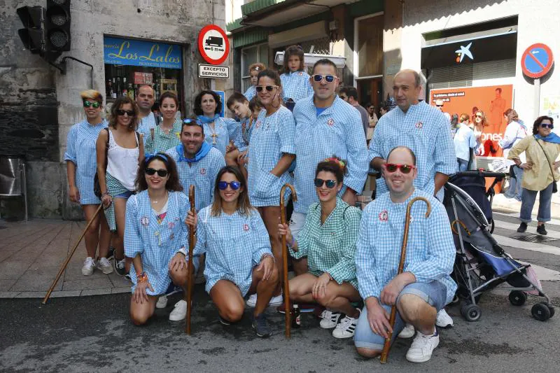 Miles de personas se han congregado en el campo de la fiesta para festejar San Timoteo. La popular cita luarquesa comenzó en el centro de la villa, donde se dieron cita los romeros para caminar juntos hasta la capilla.