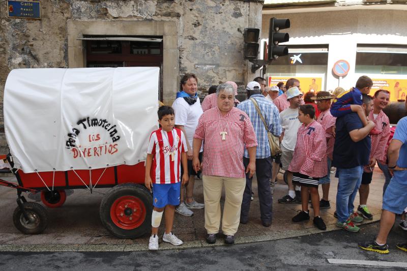 Miles de personas se han congregado en el campo de la fiesta para festejar San Timoteo. La popular cita luarquesa comenzó en el centro de la villa, donde se dieron cita los romeros para caminar juntos hasta la capilla.