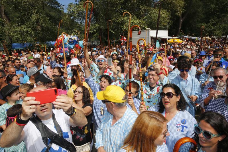 Miles de personas se han congregado en el campo de la fiesta para festejar San Timoteo. La popular cita luarquesa comenzó en el centro de la villa, donde se dieron cita los romeros para caminar juntos hasta la capilla.