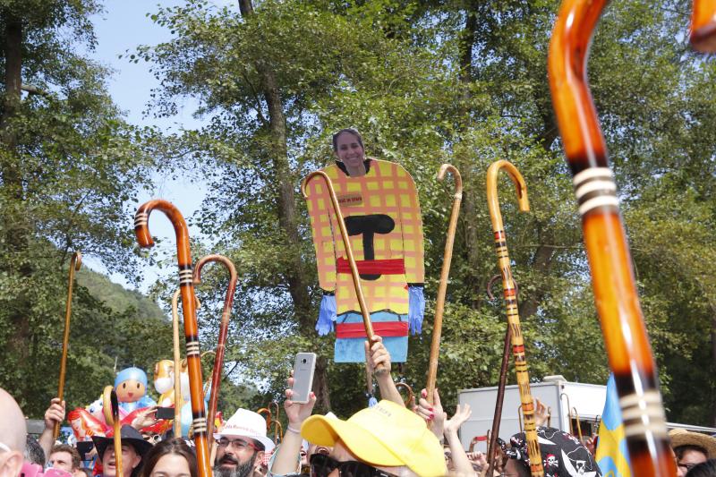 Miles de personas se han congregado en el campo de la fiesta para festejar San Timoteo. La popular cita luarquesa comenzó en el centro de la villa, donde se dieron cita los romeros para caminar juntos hasta la capilla.