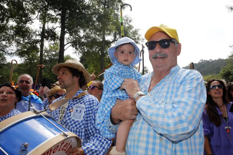 Miles de personas se han congregado en el campo de la fiesta para festejar San Timoteo. La popular cita luarquesa comenzó en el centro de la villa, donde se dieron cita los romeros para caminar juntos hasta la capilla.