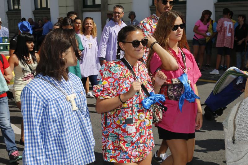 Miles de personas se han congregado en el campo de la fiesta para festejar San Timoteo. La popular cita luarquesa comenzó en el centro de la villa, donde se dieron cita los romeros para caminar juntos hasta la capilla.