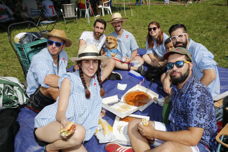 Miles de personas se han congregado en el campo de la fiesta para festejar San Timoteo. La popular cita luarquesa comenzó en el centro de la villa, donde se dieron cita los romeros para caminar juntos hasta la capilla.