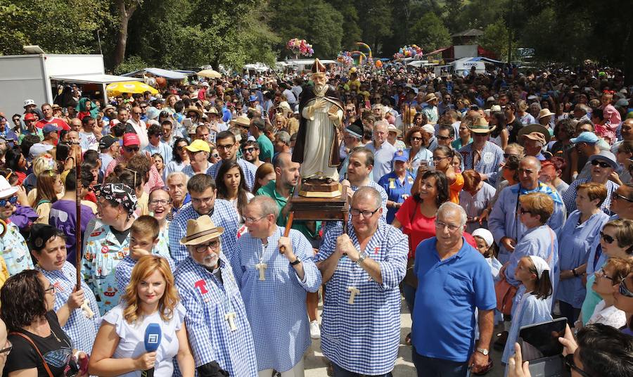 Miles de personas se han congregado en el campo de la fiesta para festejar San Timoteo. La popular cita luarquesa comenzó en el centro de la villa, donde se dieron cita los romeros para caminar juntos hasta la capilla.