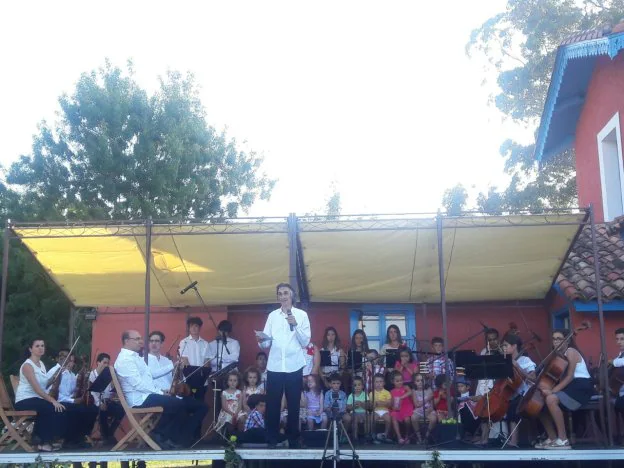 Luis Correa presenta el concierto del Festival de la Ría. 