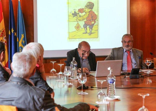 Servando de la Torre y Emilio de Diego durante la primera de las conferencias de ayer. 