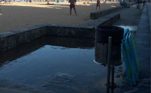 La arqueta situada en el acceso al arenal sigue perdiendo agua. 