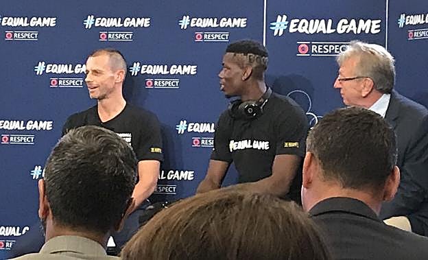 Paul Pogba (c), en la presentación de la campaña #EqualGame. 