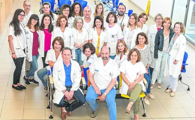 Contrueces (Gijón). En la primera fila, sentados, por la izquierda, Moisés Robledo, Juan Enrique Cimas y Laura Blanco. En la segunda, Isabel García, Sonia Goyanes, Ana Isabel Fernández y María Jesús Benito. Detrás de ellas, de pie, Sara Ramajo, Beatriz de Celis, Clara Insua, Yolanda Fernández, Margarita López, Lidia Fernández Ada Losada, Pilar de Laso, Delfi Martínez, Maite Bolaños, Belén Espada, Ana Cristina González. Y en la última fila, José Antonio Pérez, Marta María López, Marisol Guerra, Tania Montes, Tomás Suárez, Laura Hevia y Efrén Tovar.