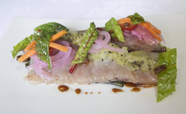 Bonito marinado con aceite de jengibre, soja y encurtidos