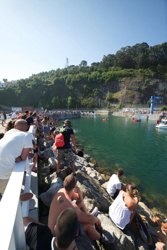 La tradicional cucaña del puerto de Lastres