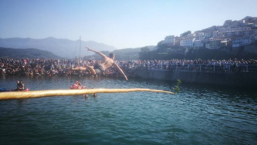 La tradicional cucaña del puerto de Lastres