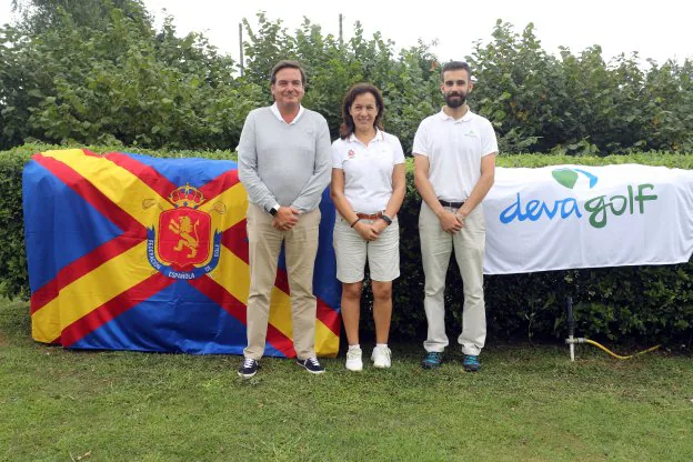 Borja del Campo, Mila Candela y Juan Valdés en el Deva Golf. 