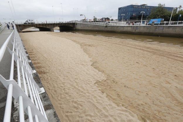 La arena se deja ver en casi todo el cauce del río Piles, que estos días baja con muy poco caudal. 