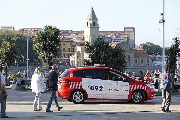 Un vehículo de la Policía Local, en la zona del Náutico. 
