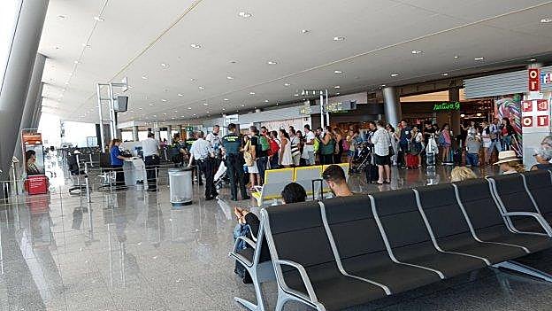 La Guardia Civil, con el pasaje con destino a Asturias. 