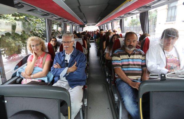 Algunos de los viajeros que ayer se acercaron a conocer el llagar de Sidra Peñón. :: CITOULA