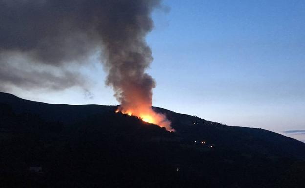 Alerta por un incendio en Ibias