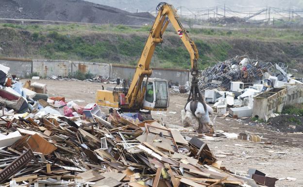 Una grúa en las instalaciones del vertedero de Cogersa en Serín.