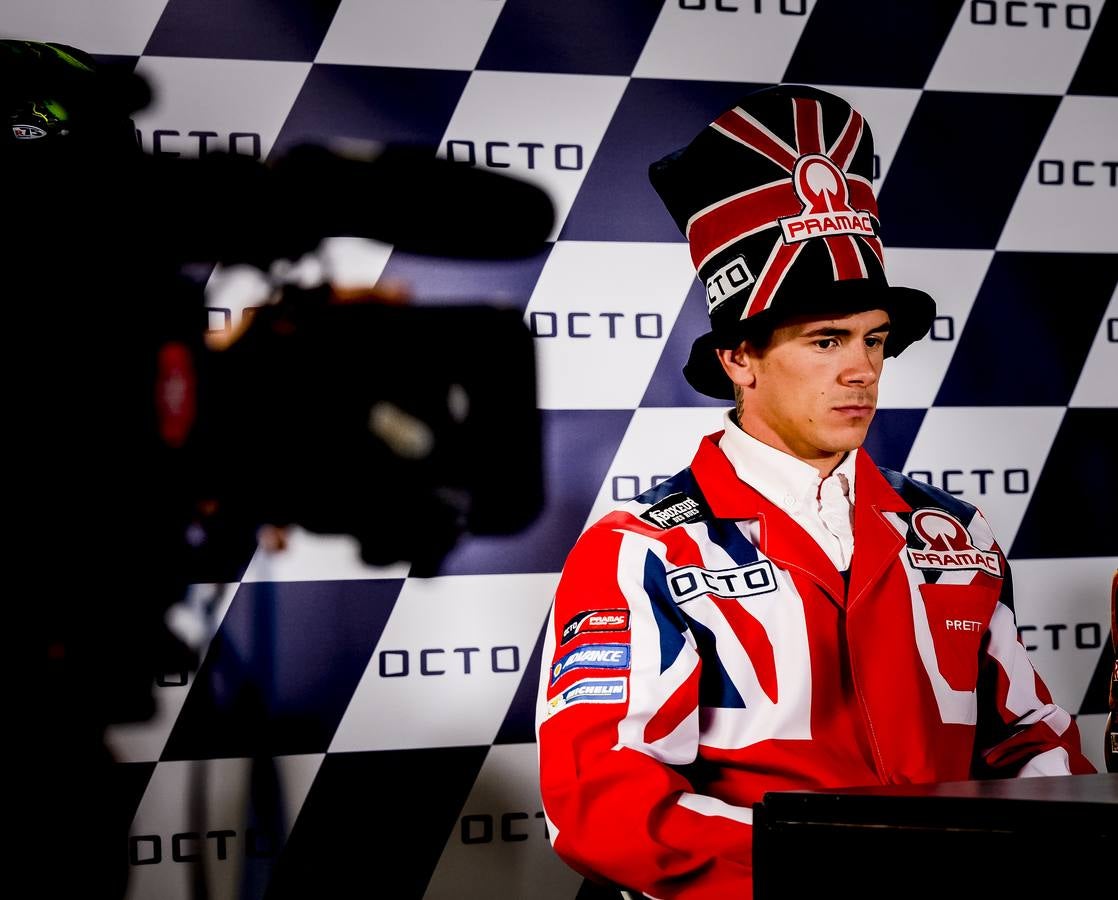 Scott Redding bromea con un original gorro con los colores de la bandera británica.