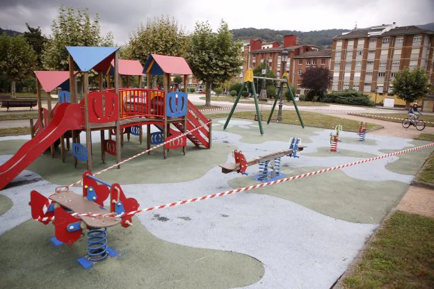La zona infantil del parque de La Laguna está precintado. 