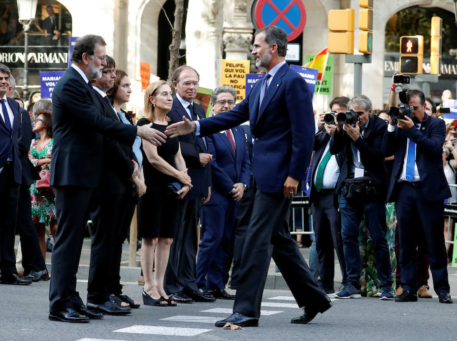 Miles de personas desbordan el paseo de Gràcia y el centro de Barcelona en una manifestación contra el terrorismo tras los atentados de la semana pasada, una protesta bajo el lema "No tinc por" (No tengo miedo) a la que asiste el Rey, el presidente del Gobierno, Mariano Rajoy, y los presidentes autonómicos, entre otras autoridades. 