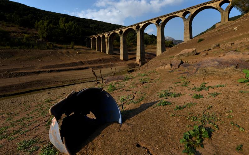 El embalse de Barrios de Luna, sin agua