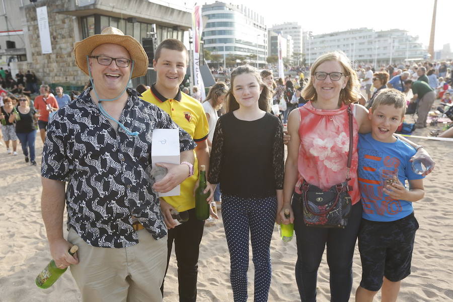 ¿Estuviste en el récord de escanciado simultáneo de 2017? ¡Búscate! (8)