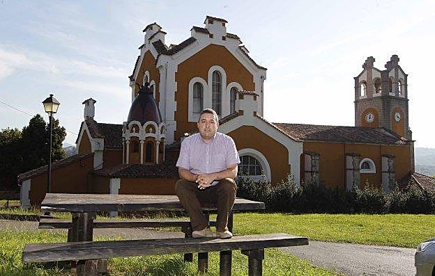 Celso Roces, en la ilesia de Valdesoto, Siero. 