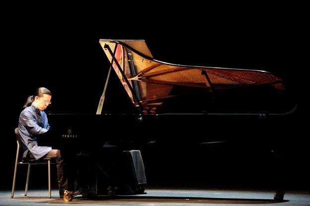 El pianista Fredric Chiu actuó anoche en la Laboral y puso el broche de hora a doce días de actividad del festival. 