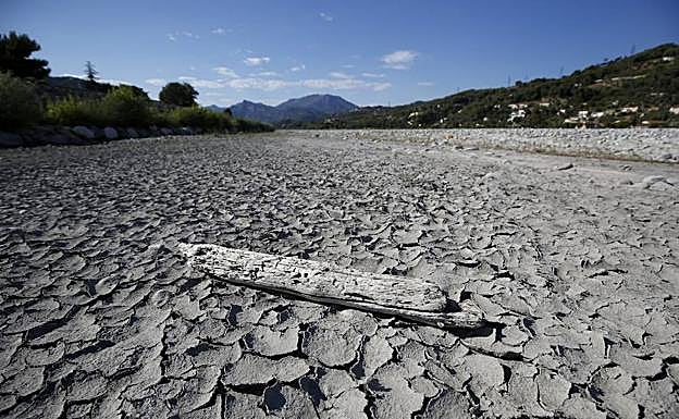 Vista del lecho de un río francés seco. 