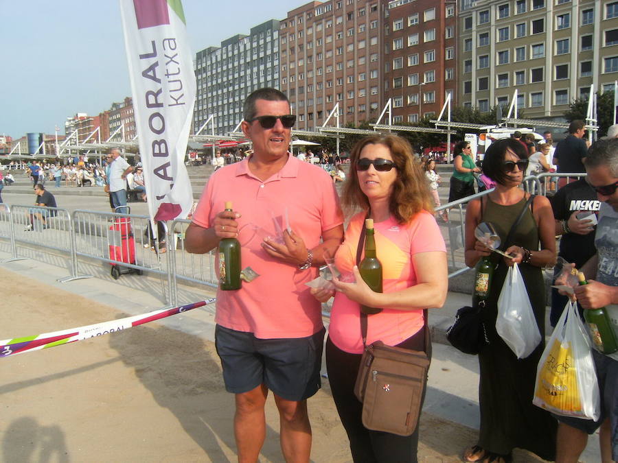 ¿Estuviste en el récord de escanciado simultáneo de 2017? ¡Búscate! (5)