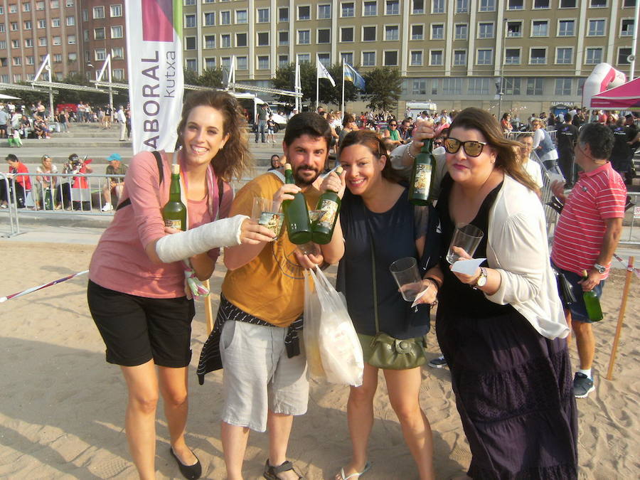 ¿Estuviste en el récord de escanciado simultáneo de 2017? ¡Búscate! (5)