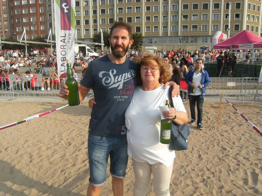 ¿Estuviste en el récord de escanciado simultáneo de 2017? ¡Búscate! (5)